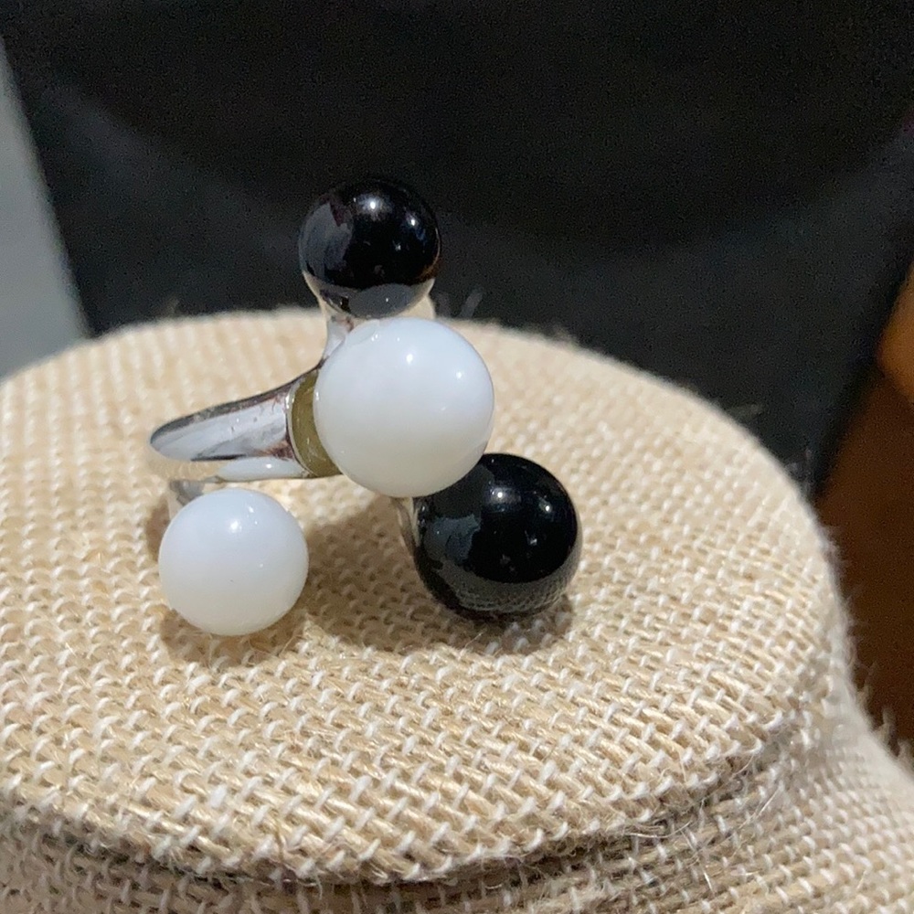 Contemporary black & white 4 stone statement ring sz 6